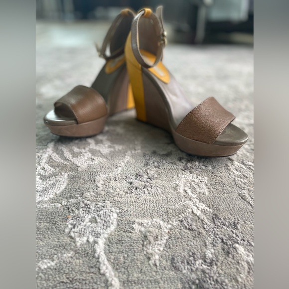 Banana Republic yellow and tan leather wedge - Picture 1 of 4